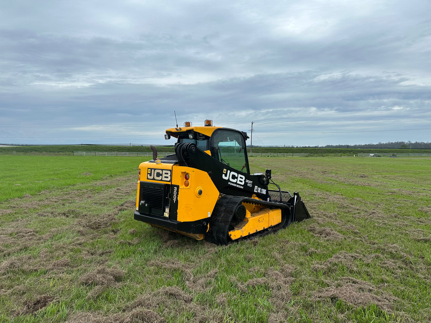 2017 JCB 300T skid steer